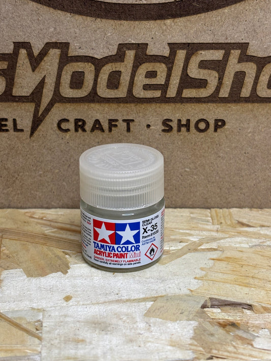 Vernice acrilica Tamiya X-35 Semi Gloss Clear, finitura trasparente semilucida, formato 10 ml. Ideale per protezione e sigillatura modelli. X 35