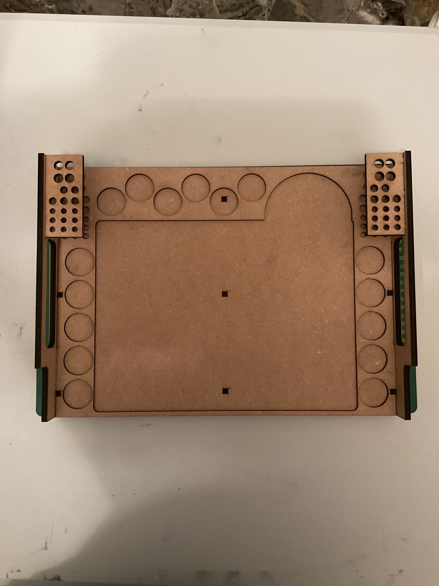 Postazione per pittura miniature in MDF – portacolori Citadel + portapennelli