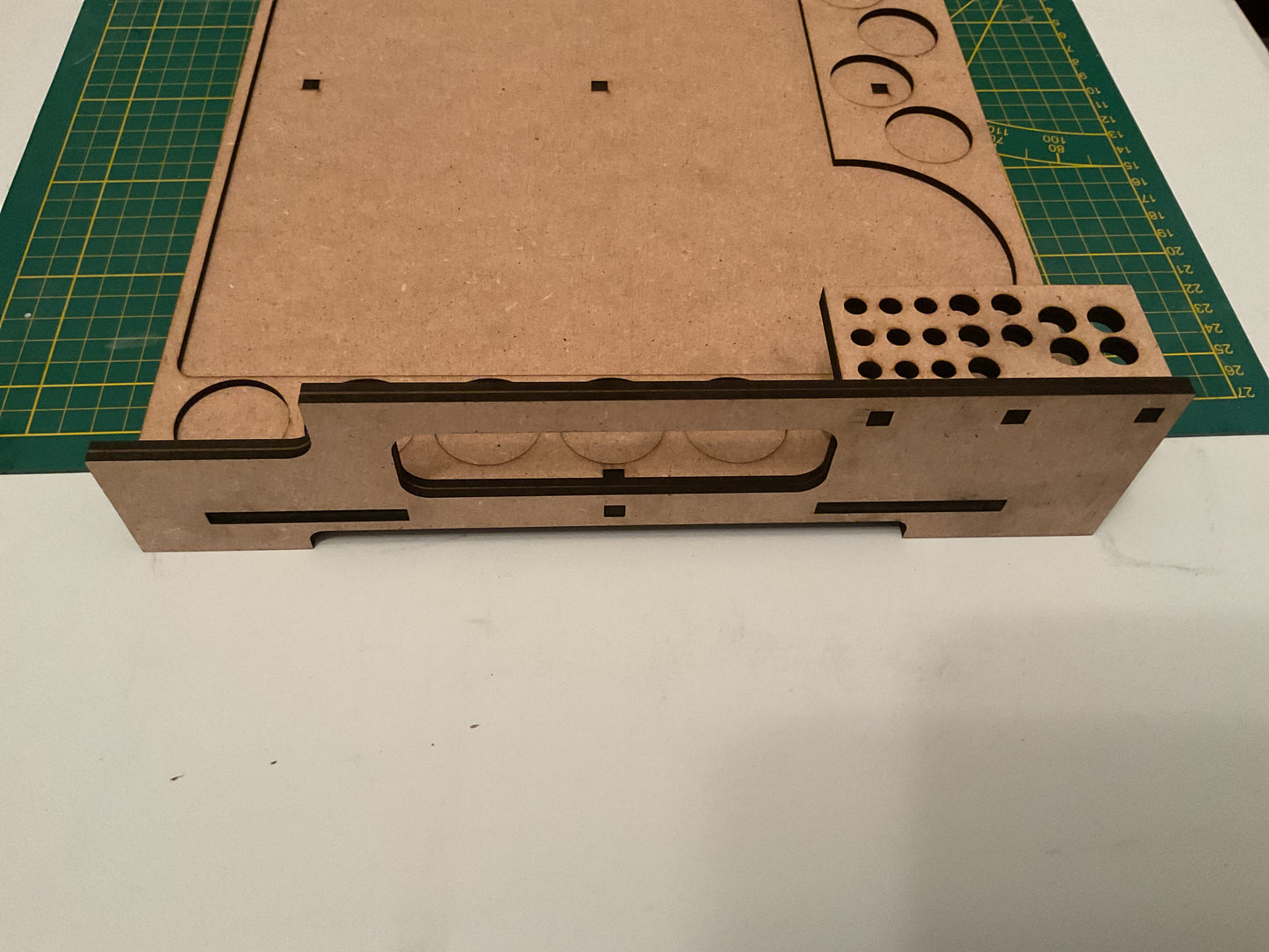 Postazione per pittura miniature in MDF – portacolori Citadel + portapennelli
